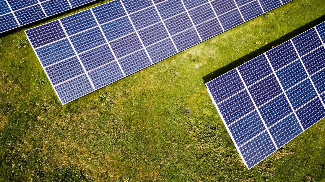 Instalasi panel surya dengan latar langit cerah